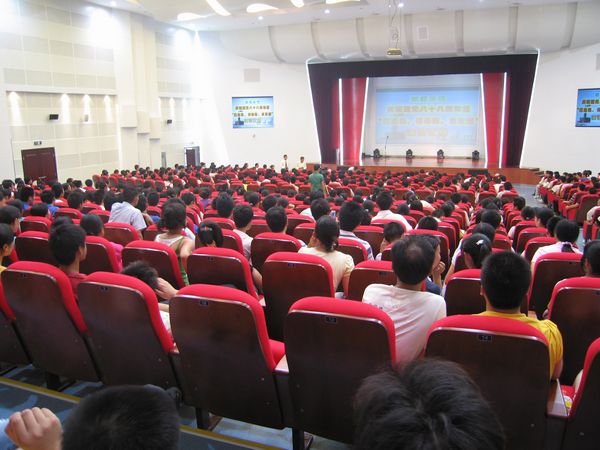 慶祝建黨八十八周年“應(yīng)危機(jī)、講奉獻(xiàn)、求發(fā)展”演講比賽